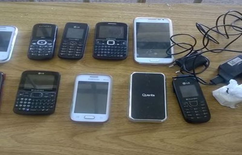 Ir para  <p>Soldados da Brigada Militar&nbsp;aprenderam na manh&atilde; desta sexta-feira (23), um pacote com nove celulares, &nbsp;quatro carregadores, uma balan&ccedil;a de presi&ccedil;&atilde;o e um embrulho com uma...